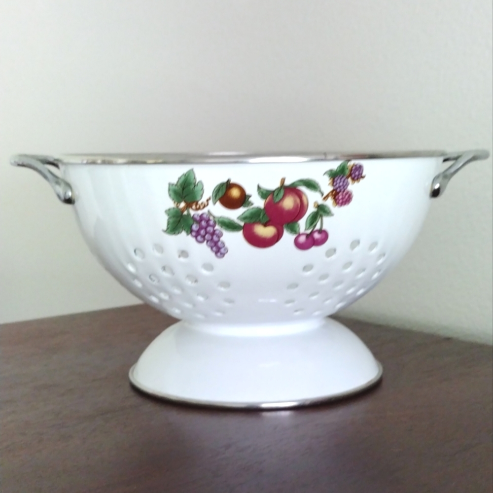 Vintage White Enamelware Colander Pedestal Strainer Gloss Finish Fruit D…